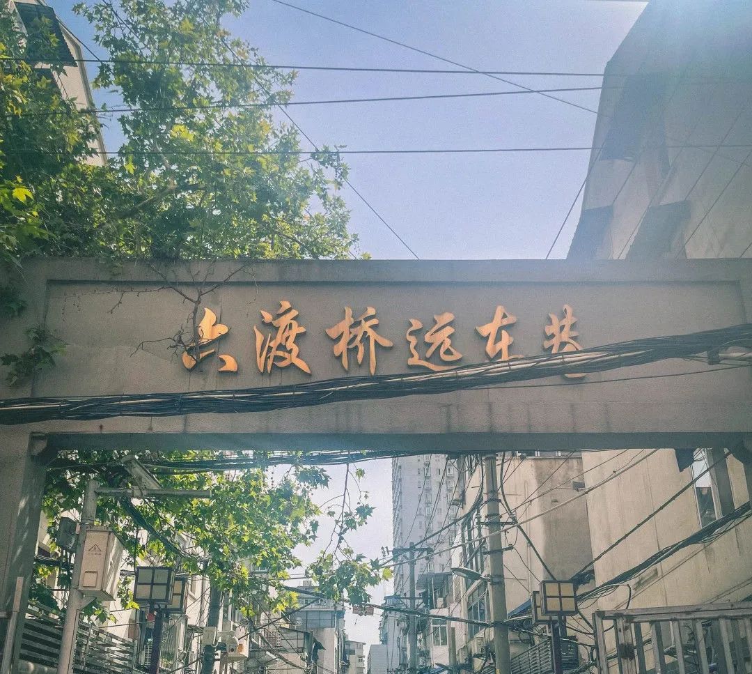 DƬ